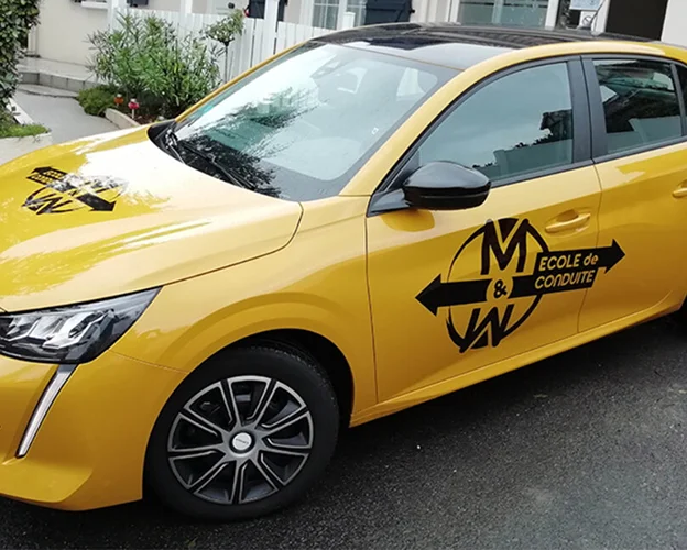 Exemple de marquage et lettrage de voiture d'auto-école à Bourges (18)